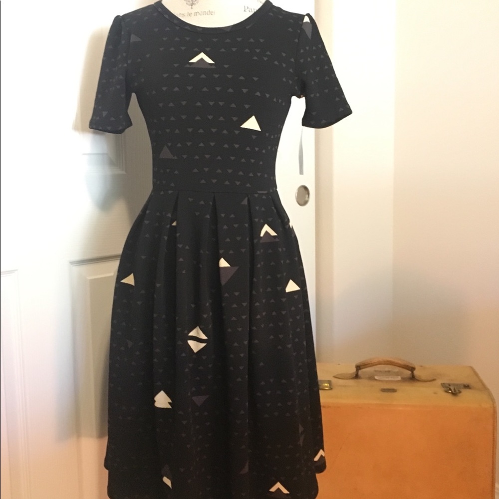 Black Geometric Amelia Small